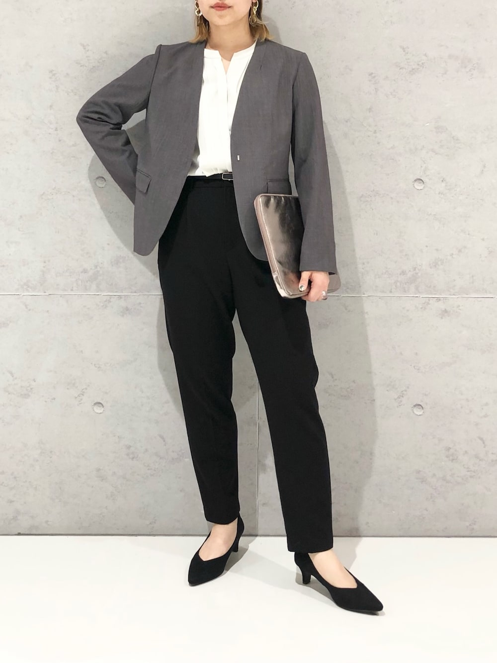 ブラック系のその他パンツ、ブラック系のパンプス、グレー系のノーカラージャケットを着用したレディースの冬コーディネートの2枚目の写真