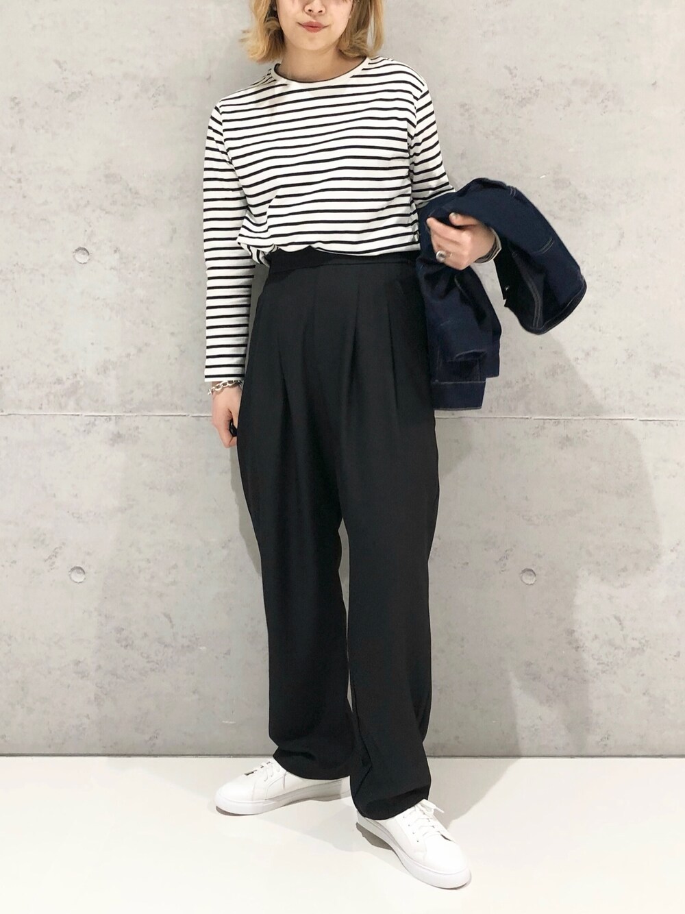 「LEPSIM、レプシィム(LEPSIM)、セールコーデ、トレンチコート、デニムジャケット、ボーダー、ボーダートップス、タックパンツ、タックイン、スニーカー、ニットバッグ、春コーデ、春先取り、大人カジュアル、シンプルコーデ」｜「LEPSIMのストレッチレーススニーカーＡＷ　958306（スニーカー、ホワイト系）」を使った、エムアイさん（レディース・162cm）の冬コーディネートの4枚目の写真