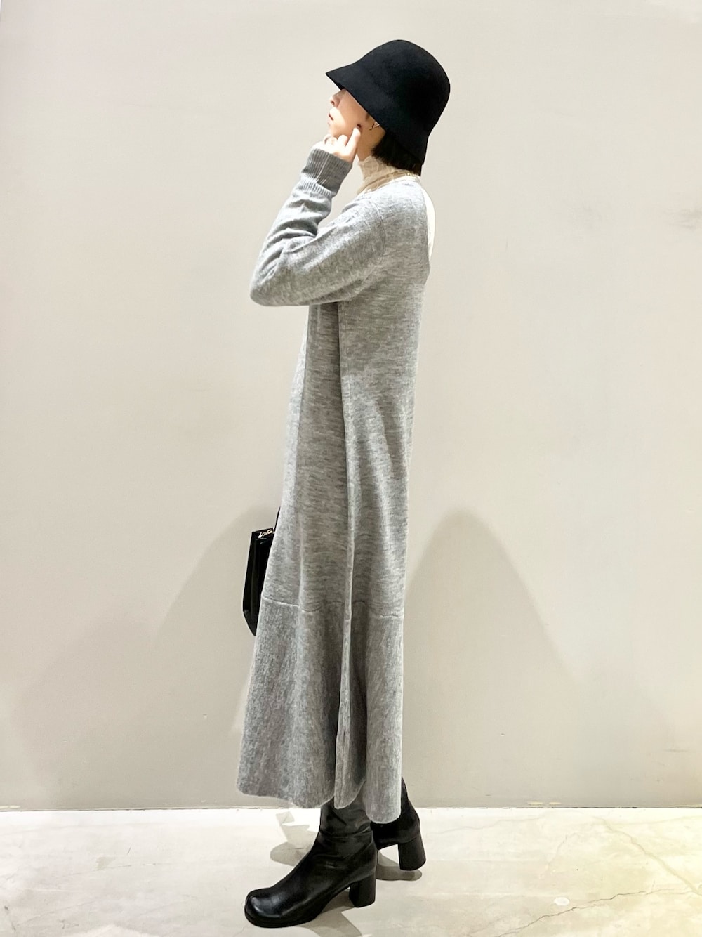 「LEPSIM、レプシィム(LEPSIM)、春服デビュー宣言、春コーデ、春ニット、フレアワンピース、フェルトハット、バケットハット、ブーツ、トートバッグ、シンプルコーデ、淡色コーデ、きれいめカジュアル、レイヤードスタイル、プチプラ」｜「LEPSIMの7ゲージバックオープンフレアワンピース　181935（ワンピース、グレー系）」を使った、エムアイさん（レディース・162cm）の春コーディネートの1枚目の写真