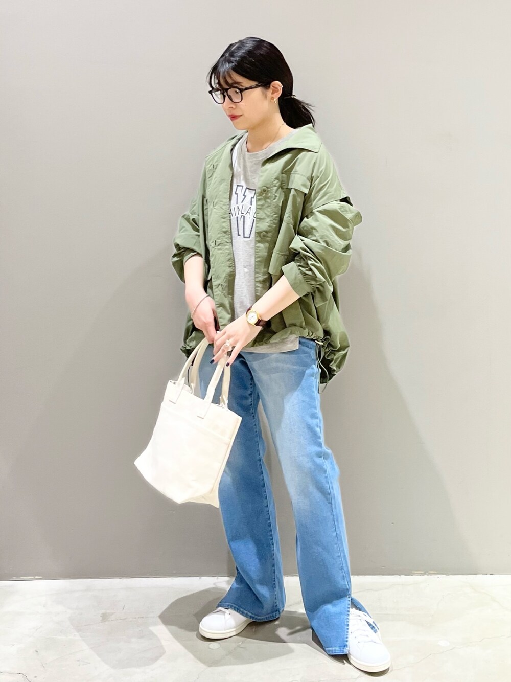 「LEPSIM、レプシィム(LEPSIM)、ミリタリージャケット、ロゴT、デニム、デニムパンツ、白スニーカー、トートバッグ、キャンバストート、ダテメガネ、大人カジュアル、秋服準備はじめました、ジャケットスタイル、スニーカー、スタンスミス」｜「LEPSIMの【adidas/アディダス】STANSMITH/スタンスミス　347751（スニーカー、ホワイト系）」を使った、エムアイさん（レディース・162cm）の秋コーディネートの1枚目の写真