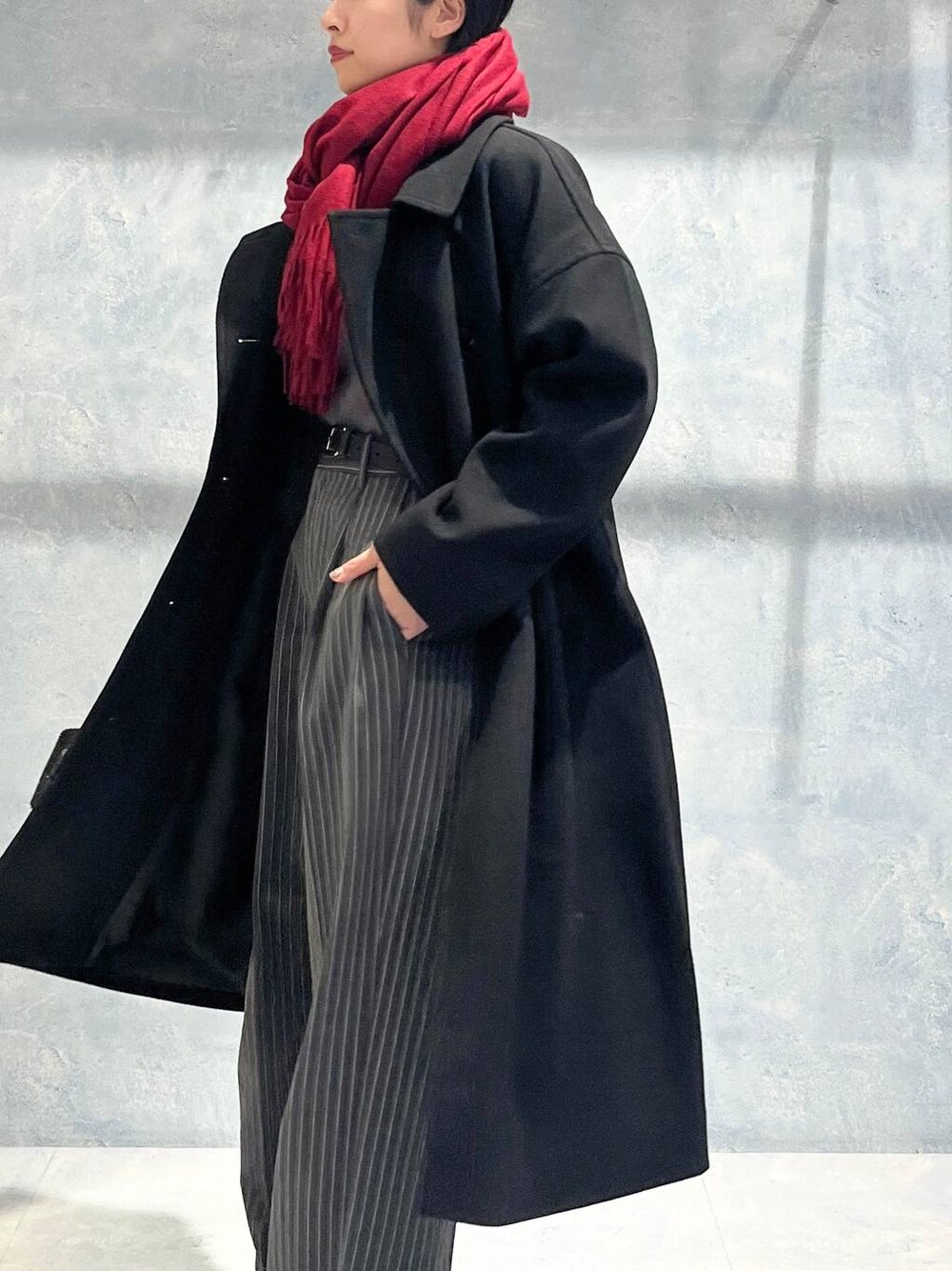 ブラック系のその他アウター、グレー系のその他パンツ、ブラック系のショルダーバッグを着用したレディースの秋コーディネートの1枚目の写真