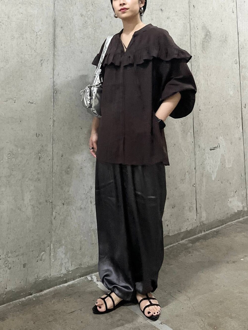 ブラック系のサンダル、グレー系のその他パンツ、シルバー系のショルダーバッグを着用したレディースの夏コーディネートの1枚目の写真