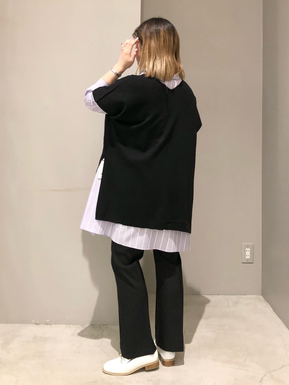 「LEPSIM、レプシィム(LEPSIM)、チュニック、ストライプ、ストライプシャツ、ニットベスト、ポンチョニット、ニット、フレアパンツ、パンツスタイル、ローファー、春コーデ、春ニット、レイヤートスタイル、シンプルコーデ」｜「LEPSIMの【お花の種が入ったタグ付き】フラワーシードチュニック　262607（シャツ/ブラウス、パープル系）」を使った、エムアイさん（レディース・162cm）の春コーディネートの2枚目の写真