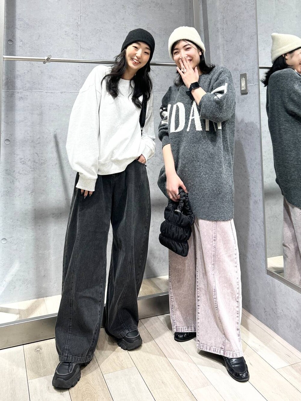 ブラック系のショルダーバッグ、ブラック系のショルダーバッグ、ブラック系のデニムパンツを着用したレディースの冬コーディネートの1枚目の写真