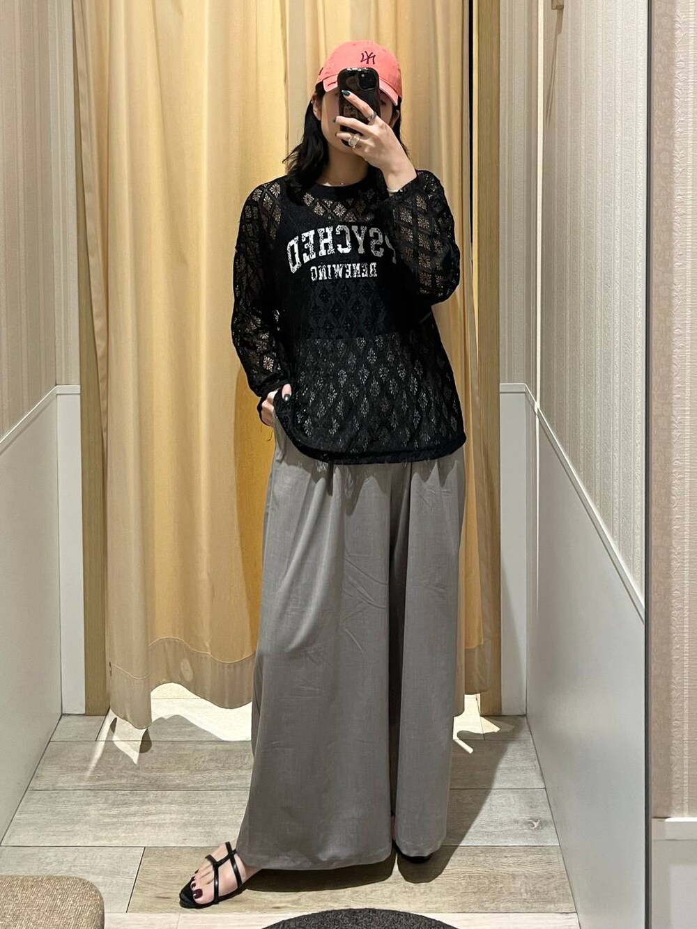 ブラック系のスカート、ブルー系のTシャツ/カットソー、ブラック系のTシャツ/カットソーを着用したレディースの春コーディネートの1枚目の写真