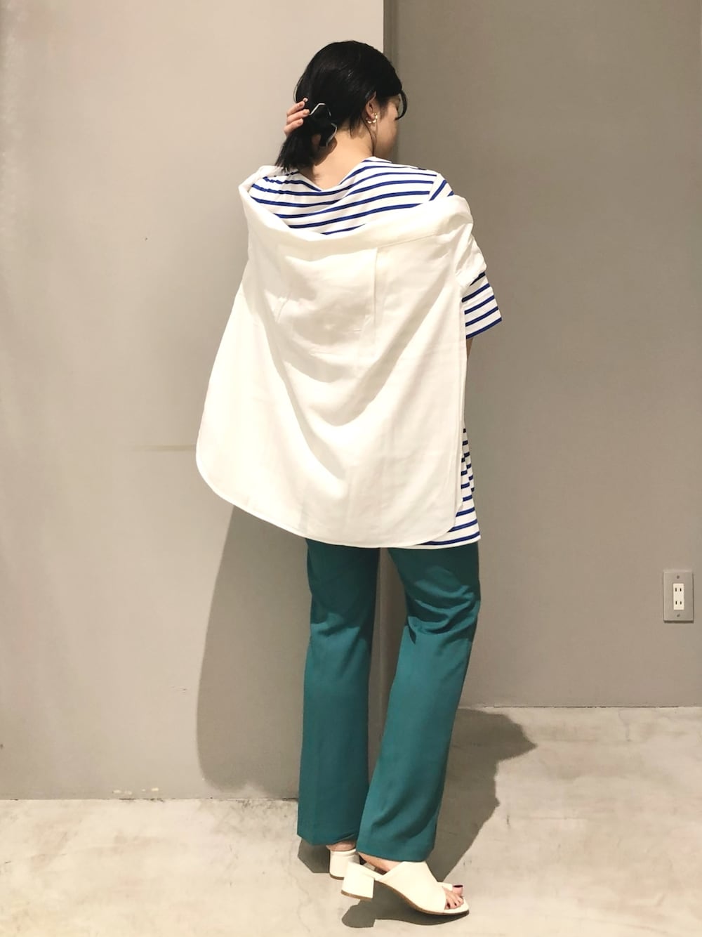 「LEPSIM、レプシィム(LEPSIM)、きれいめカジュアル、ボーダー、ボーダートップス、カラーパンツ、フレアパンツ、グリーン、サンダル、ミュール、肩掛け、夏コーデ、カラー×コーデ、シンプルコーデ、マリン」｜「LEPSIMのカラーフレアパンツ2　294764（その他パンツ、グリーン系）」を使った、エムアイさん（レディース・162cm）の夏コーディネートの2枚目の写真