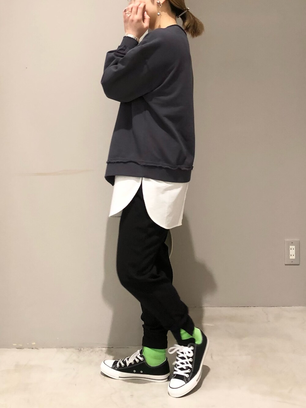 ブラック系のスニーカー、ブラック系のその他パンツ、ホワイト系のタンクトップを着用したレディースの春コーディネートの2枚目の写真