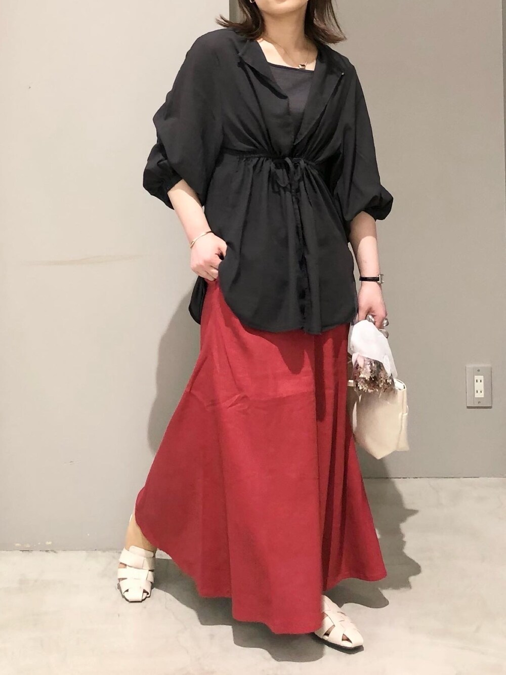 ホワイト系のサンダル、ホワイト系のトートバッグ、グレー系のシャツ/ブラウスを着用したレディースの春コーディネートの3枚目の写真