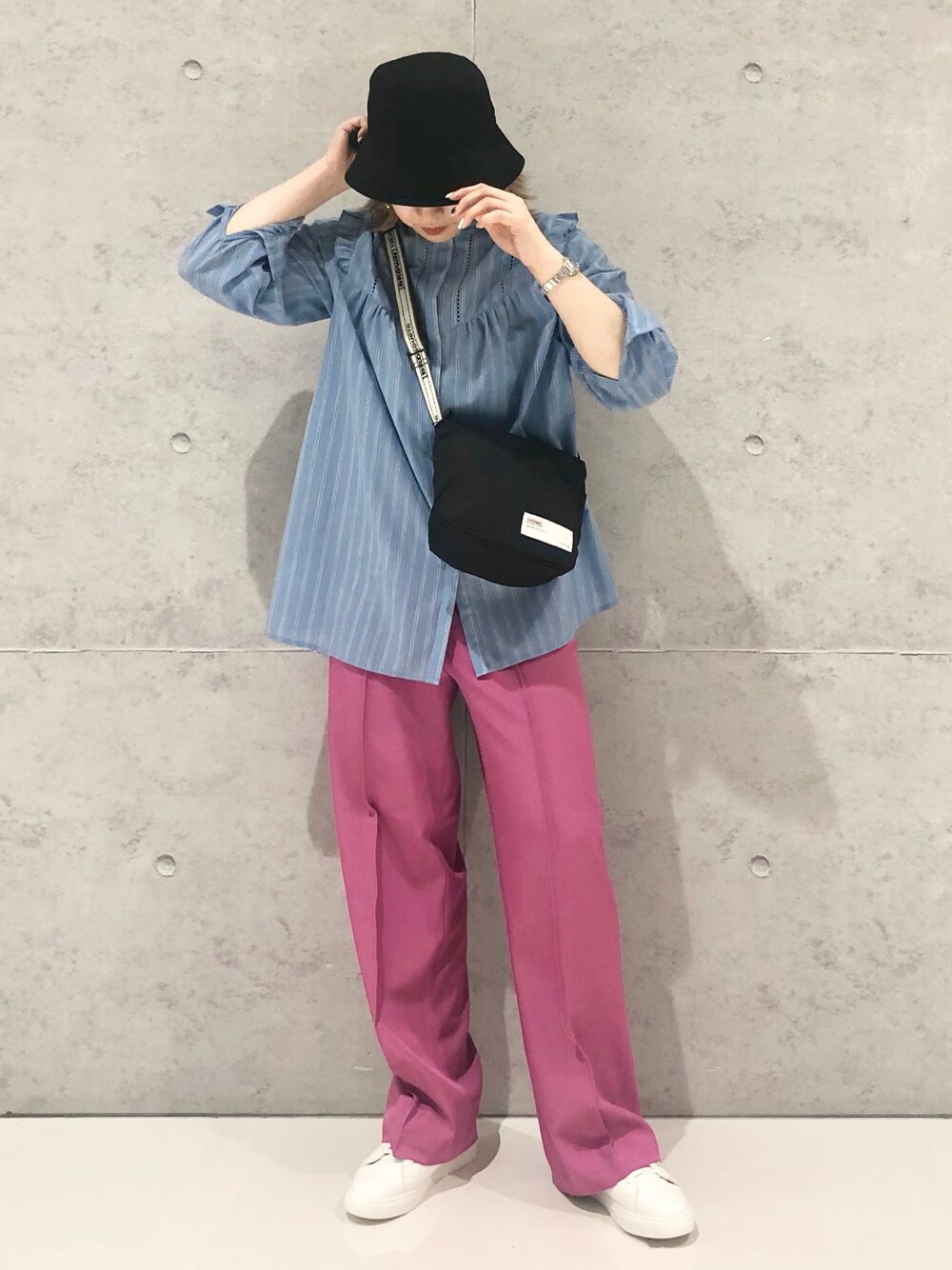 「LEPSIM、レプシィム(LEPSIM)、レプシィムのマタニティ、マタニティコーデ、ブラウス、柄シャツ、ハタラクパンツ、パンツスタイル、カラーパンツ、ストリート、ストリートコーデ、シアタープロダクツ(THEATRE PRODUCTS)、白スニーカー、春コーデ、スニーカーコーデ」｜「LEPSIMの嬉しい機能が付いたストレートパンツ[2022春夏]【ハタラク7DAYSパンツ】　256056（スラックス、ピンク系）」を使った、エムアイさん（レディース・162cm）の春コーディネートの2枚目の写真