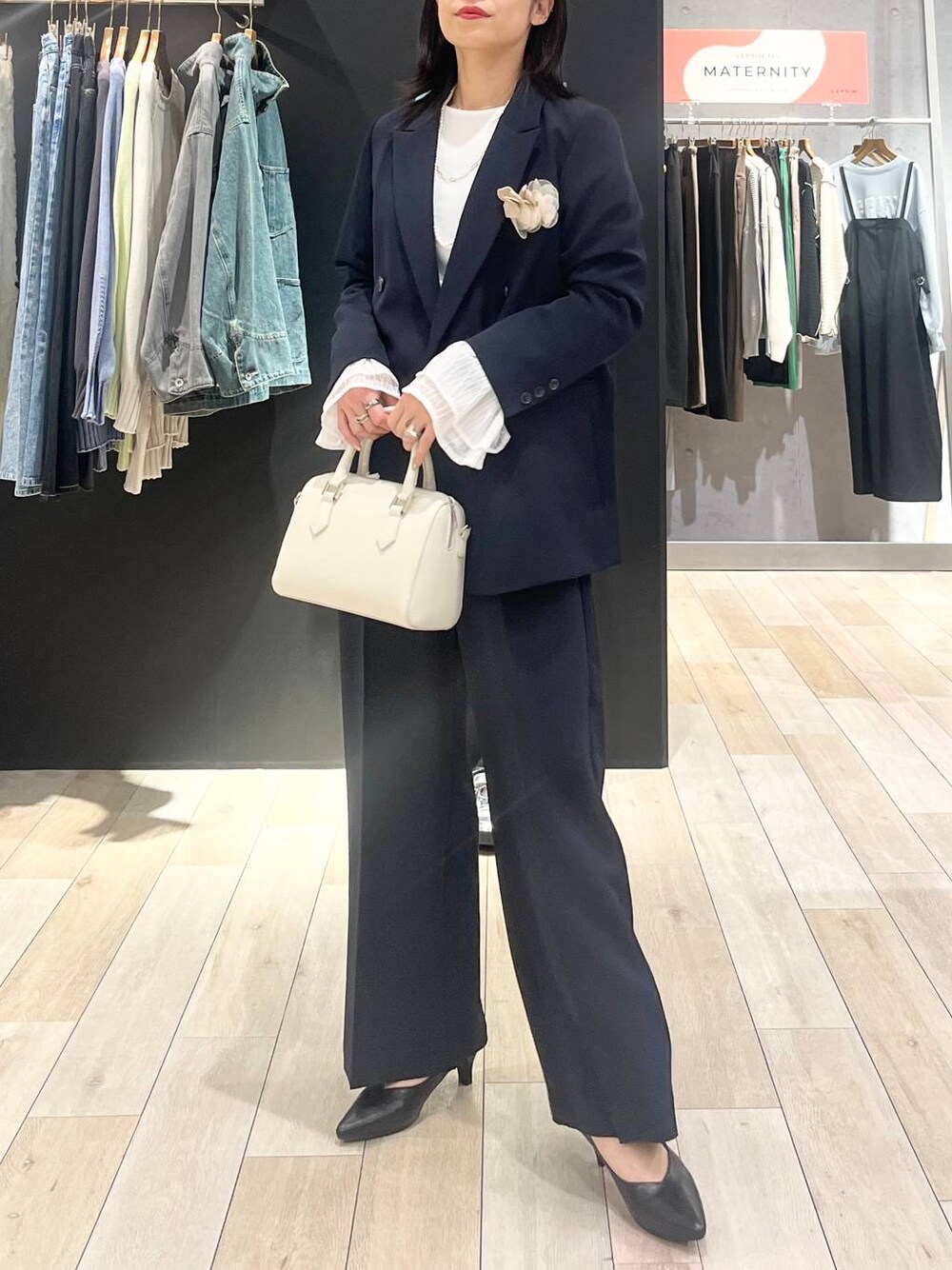 ホワイト系のTシャツ/カットソー、ブルー系のスーツパンツ、ブルー系のスーツジャケットを着用したレディースの冬コーディネートの1枚目の写真