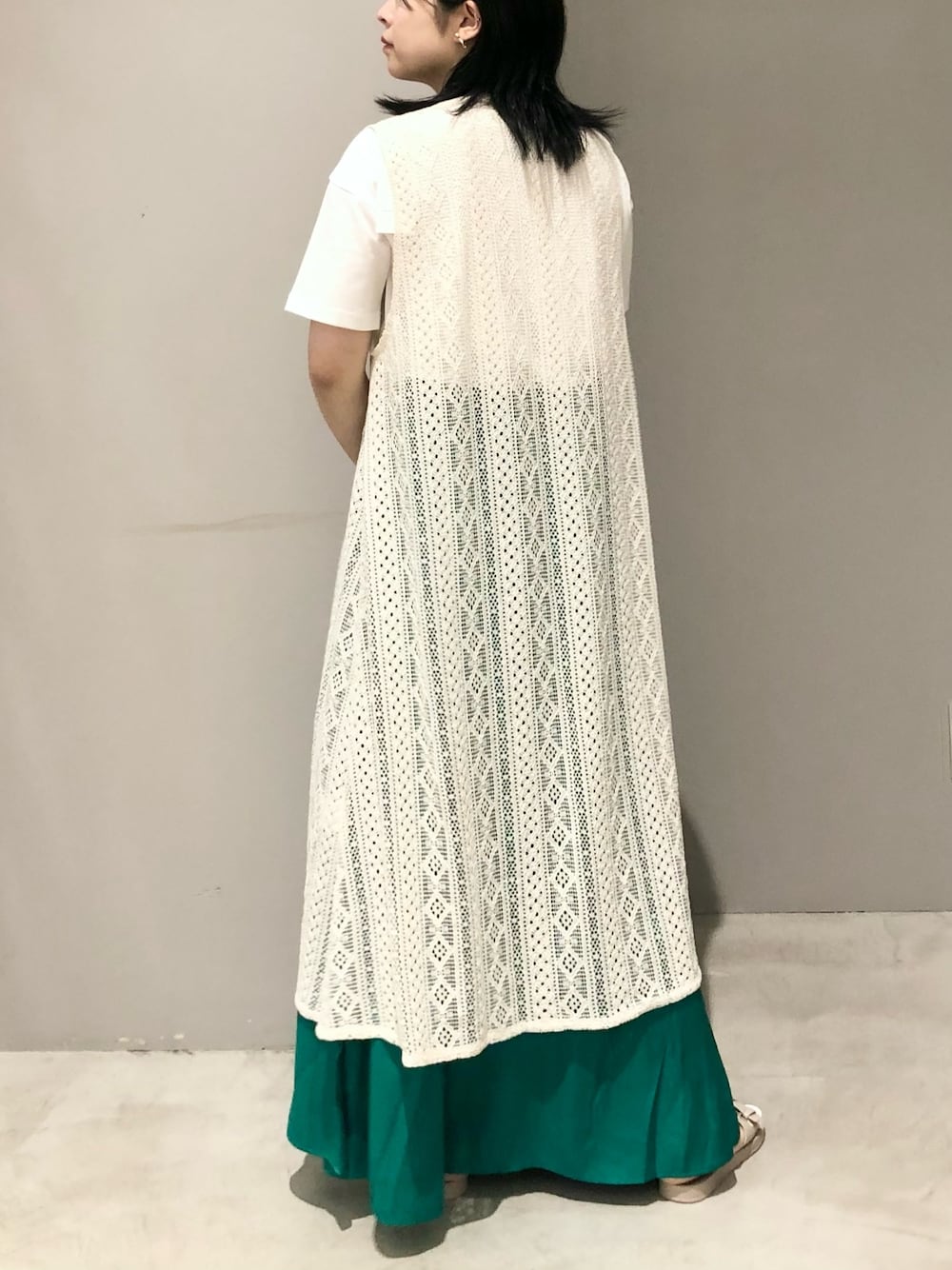 ホワイト系のTシャツ/カットソー、ホワイト系のその他アウター、グリーン系のスカートを着用したレディースの夏コーディネートの2枚目の写真