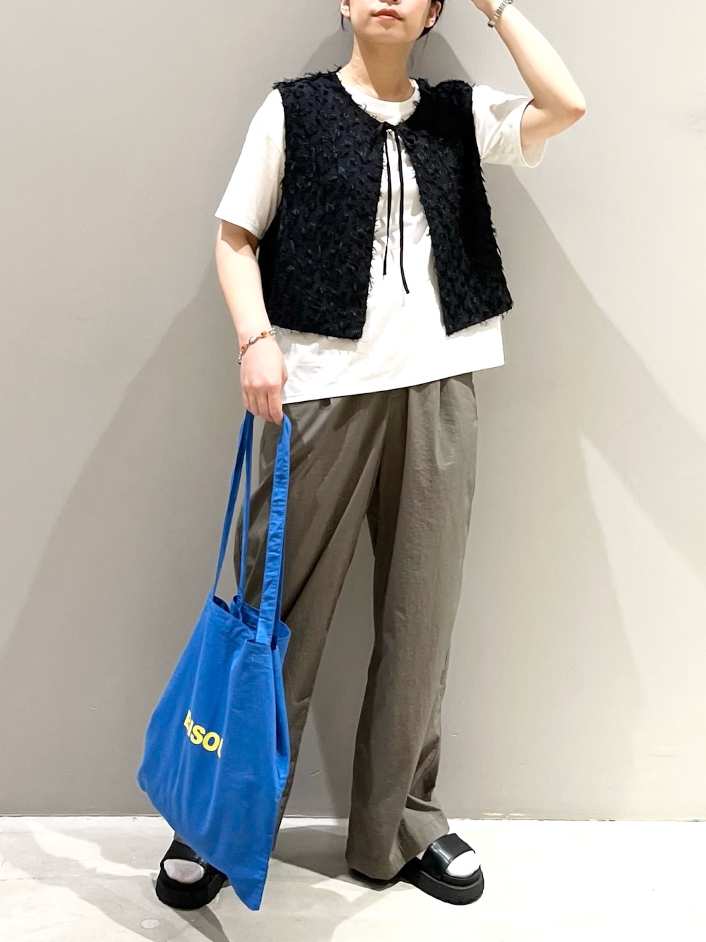 グリーン系のその他パンツ、ブラック系のサンダル、ブラック系のベストを着用したレディースの秋コーディネートの2枚目の写真