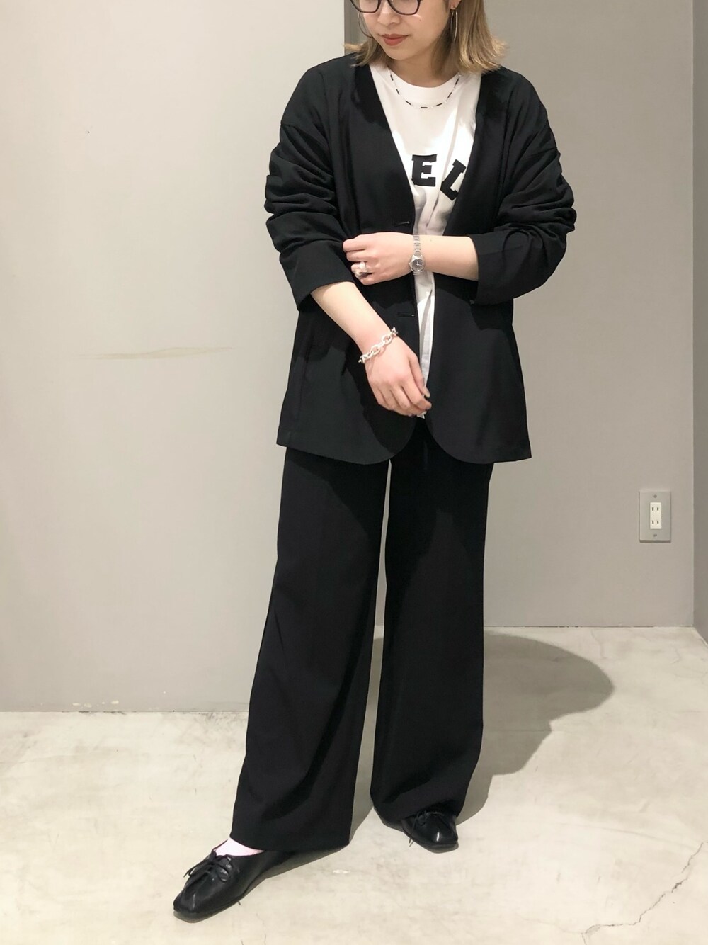 「LEPSIM、レプシィム(LEPSIM)、セットアップ、ジャケット、ジャケットスタイル、Tシャツ、ロゴT、プリントT、ワイドパンツ、パンプス、レースアップシューズ、メガネ女子、春コーデ、春アウター、シンプルコーデ」|「LEPSIMの美脚ダブルポイントワイドパンツ 260327(スラックス、ブラック系)」を使った、エムアイさん(レディース・162cm)の春コーディネートの2枚目の写真