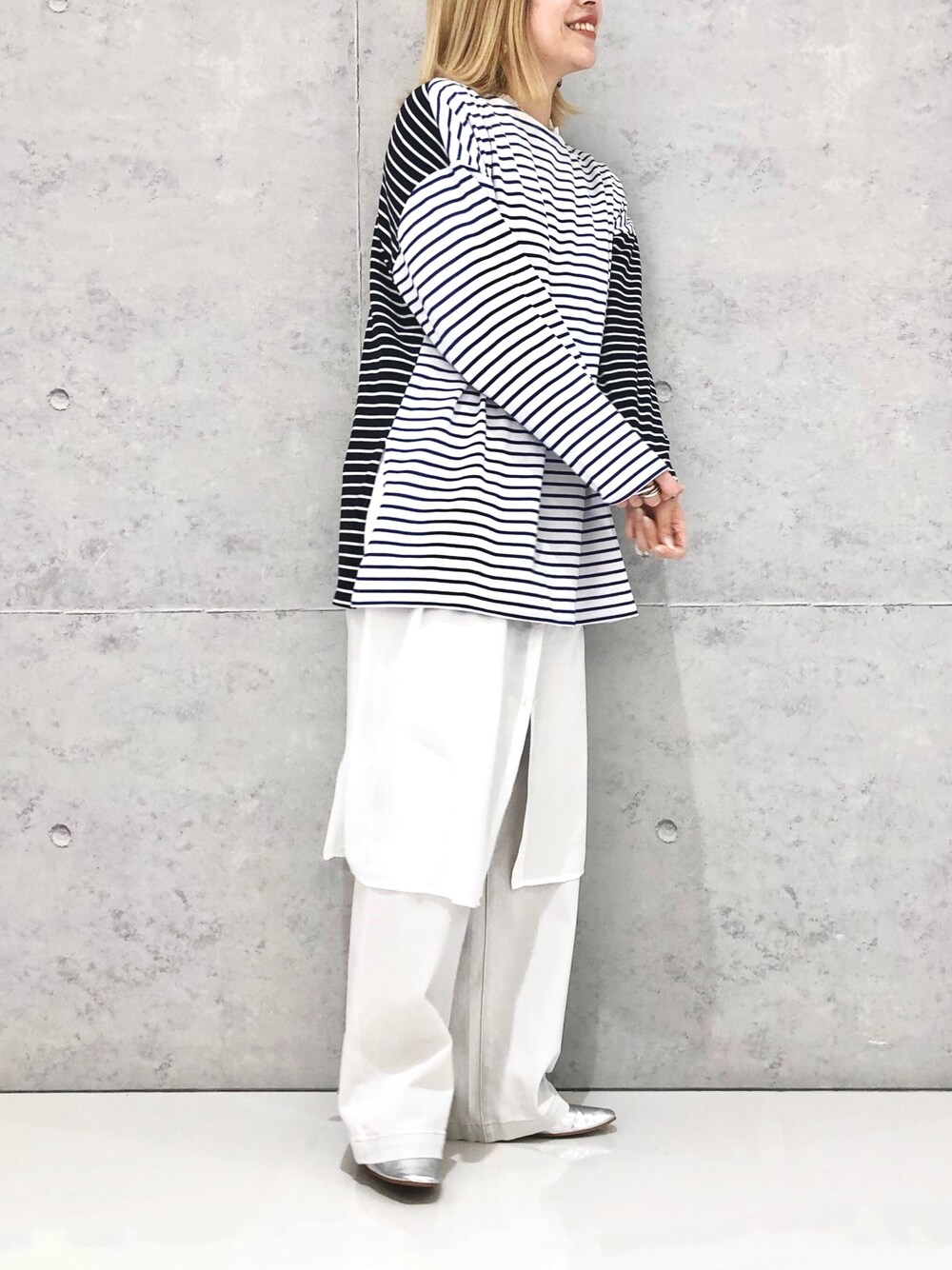 ホワイト系のワンピース、ブルー系のTシャツ/カットソー、ホワイト系のデニムパンツを着用したレディースの冬コーディネートの2枚目の写真