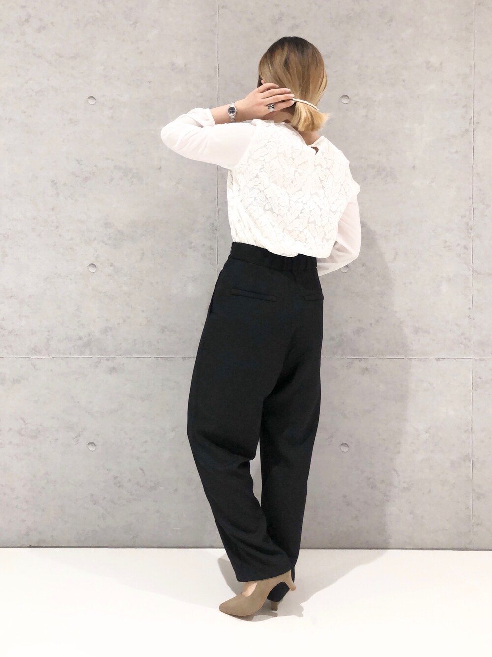 ベージュ系のパンプス、ホワイト系のシャツ/ブラウス、ブラック系のスラックスを着用したレディースの冬コーディネートの3枚目の写真