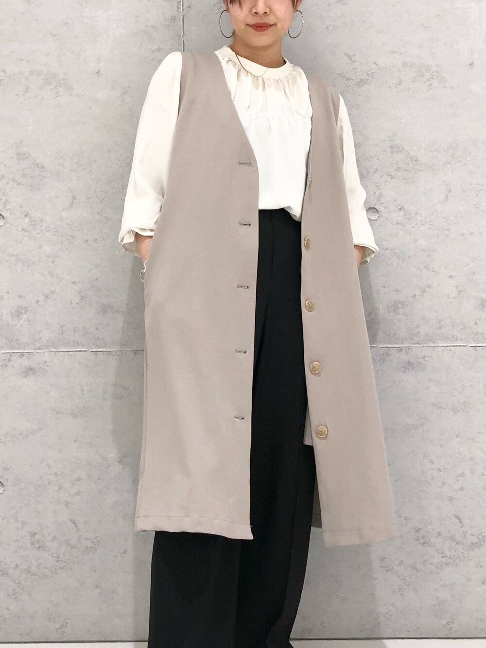 シルバー系のパンプス、ホワイト系のシャツ/ブラウス、ベージュ系のその他アウターを着用したレディースの春コーディネートの4枚目の写真