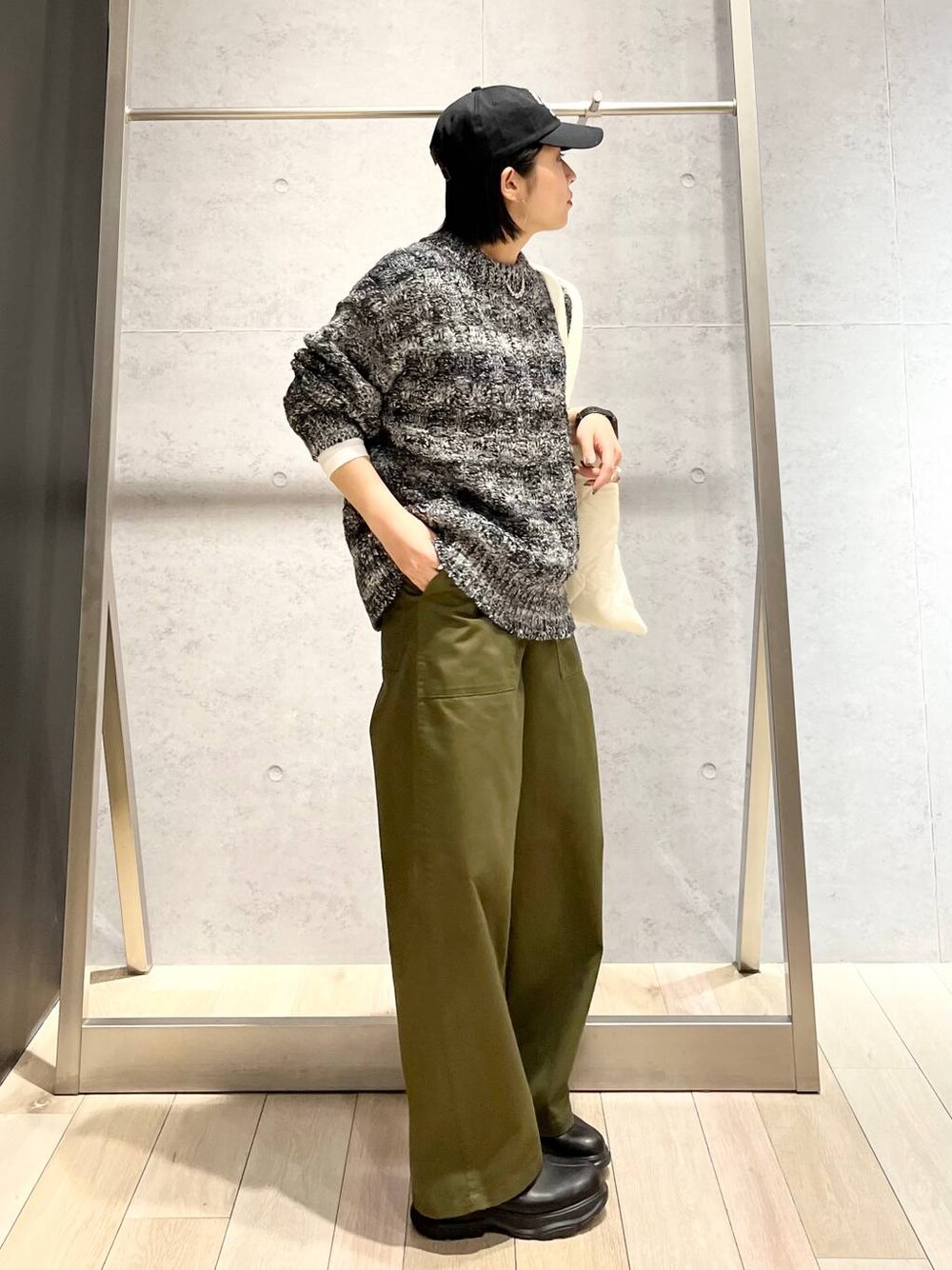 ホワイト系のTシャツ/カットソー、ホワイト系のトートバッグ、グリーン系のその他パンツを着用したレディースの冬コーディネートの1枚目の写真