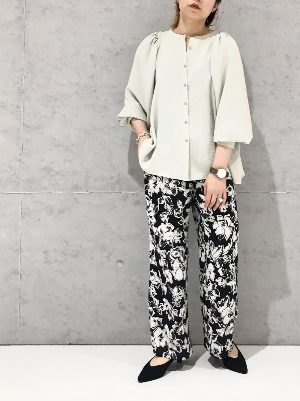 グリーン系のシャツ/ブラウス、ブラック系のパンプス、ブラック系のパンツを着用したレディースの冬コーディネートの2枚目の写真