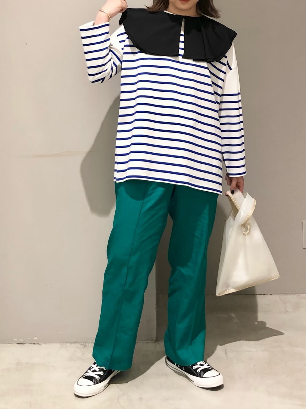 「LEPSIM、レプシィム(LEPSIM)、ボーダー、ボーダートップス、つけ襟、ビッグカラー、カラーパンツ、カラー×コーデ、リネンパンツ、クリアバッグ、スニーカー、コンバース、春夏コーデ、グリーン、きれいめカジュアル」｜「LEPSIMのリネンブレンドストレートパンツ　25538（その他パンツ、グリーン系）」を使った、エムアイさん（レディース・162cm）の春コーディネートの1枚目の写真