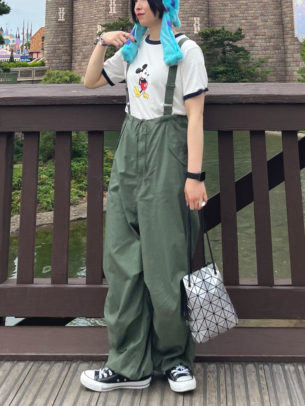 「LEPSIM、レプシィム(LEPSIM)、ミッキー、ミッキーT、カーゴパンツ、サロペット、オーバーオール、ディズニーコーデ、ディズニー、コンバース、初夏コーデ、夏コーデ、シンプルコーデ、プリントT、お出かけコーデ」｜「CONVERSE ALL STARの【CONVERSE/コンバース】ALLSTAR100（スニーカー、ブラック系）」を使った、エムアイさん（レディース・162cm）の夏コーディネートの1枚目の写真