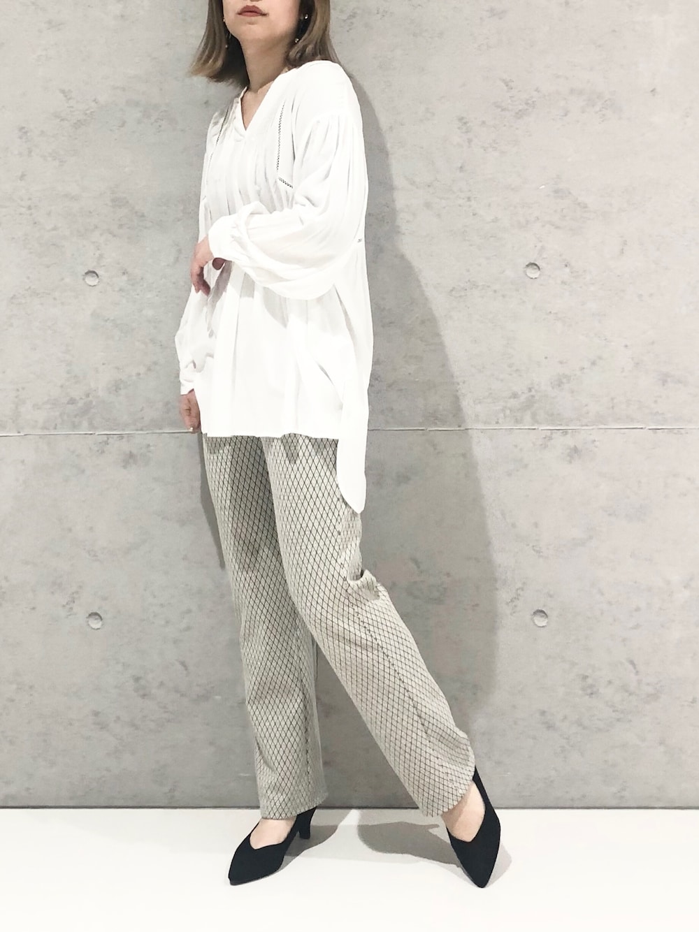 ベージュ系のその他パンツ、ブラック系のパンプス、ホワイト系のシャツ/ブラウスを着用したレディースの春コーディネートの3枚目の写真