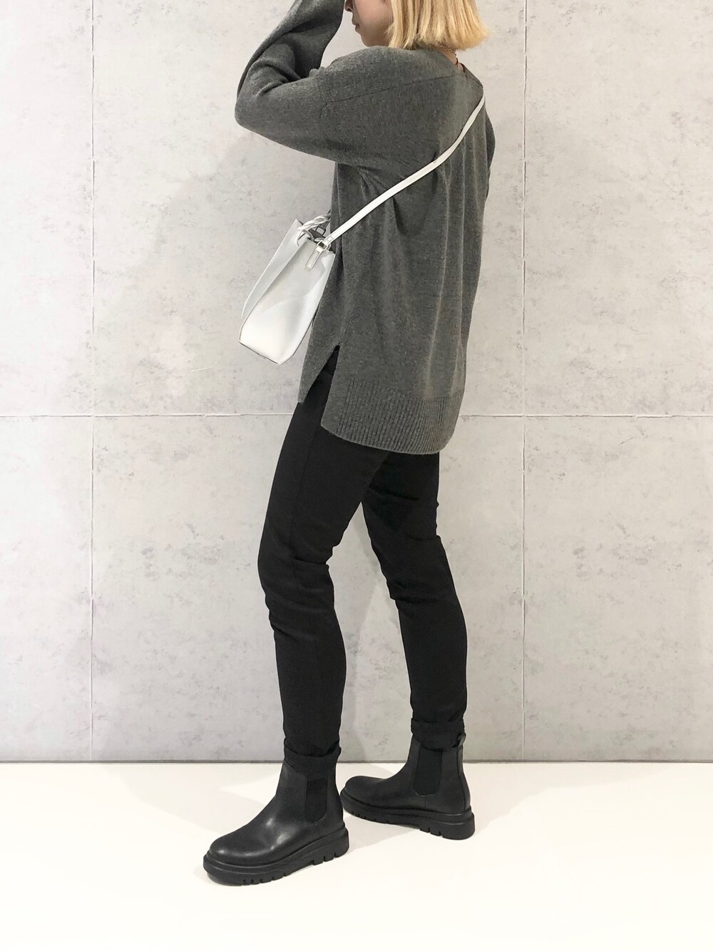 ブラック系のその他パンツ、ブラック系のシューズ、グレー系のニット/セーターを着用したレディースの冬コーディネートの3枚目の写真