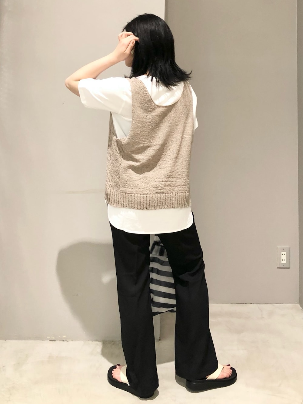 ブラック系のその他パンツ、ホワイト系のサンダル、ブルー系のトートバッグを着用したレディースの夏コーディネートの2枚目の写真
