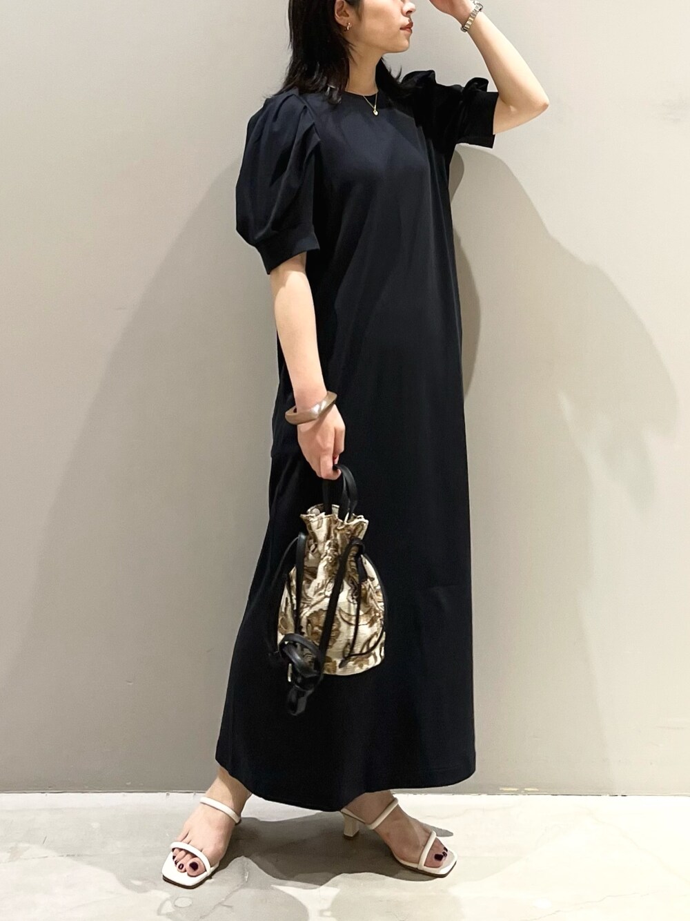 ブラック系のワンピース/ドレス、ホワイト系のサンダル、ブラウン系のショルダーバッグを着用したレディースの夏コーディネートの1枚目の写真