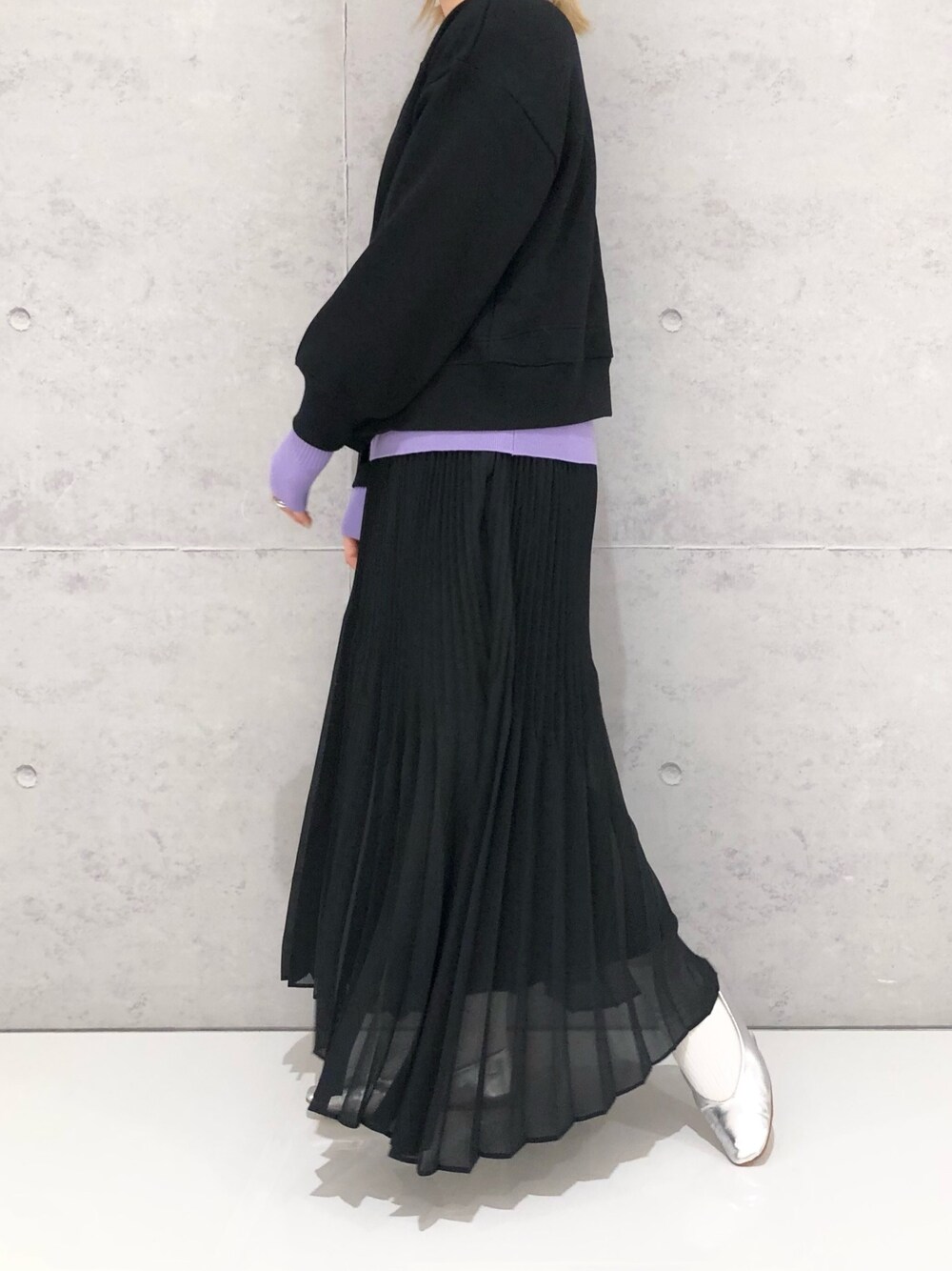 ブラック系のスカート、パープル系のニット/セーター、ブラック系のカーディガン/ボレロを着用したレディースの冬コーディネートの2枚目の写真