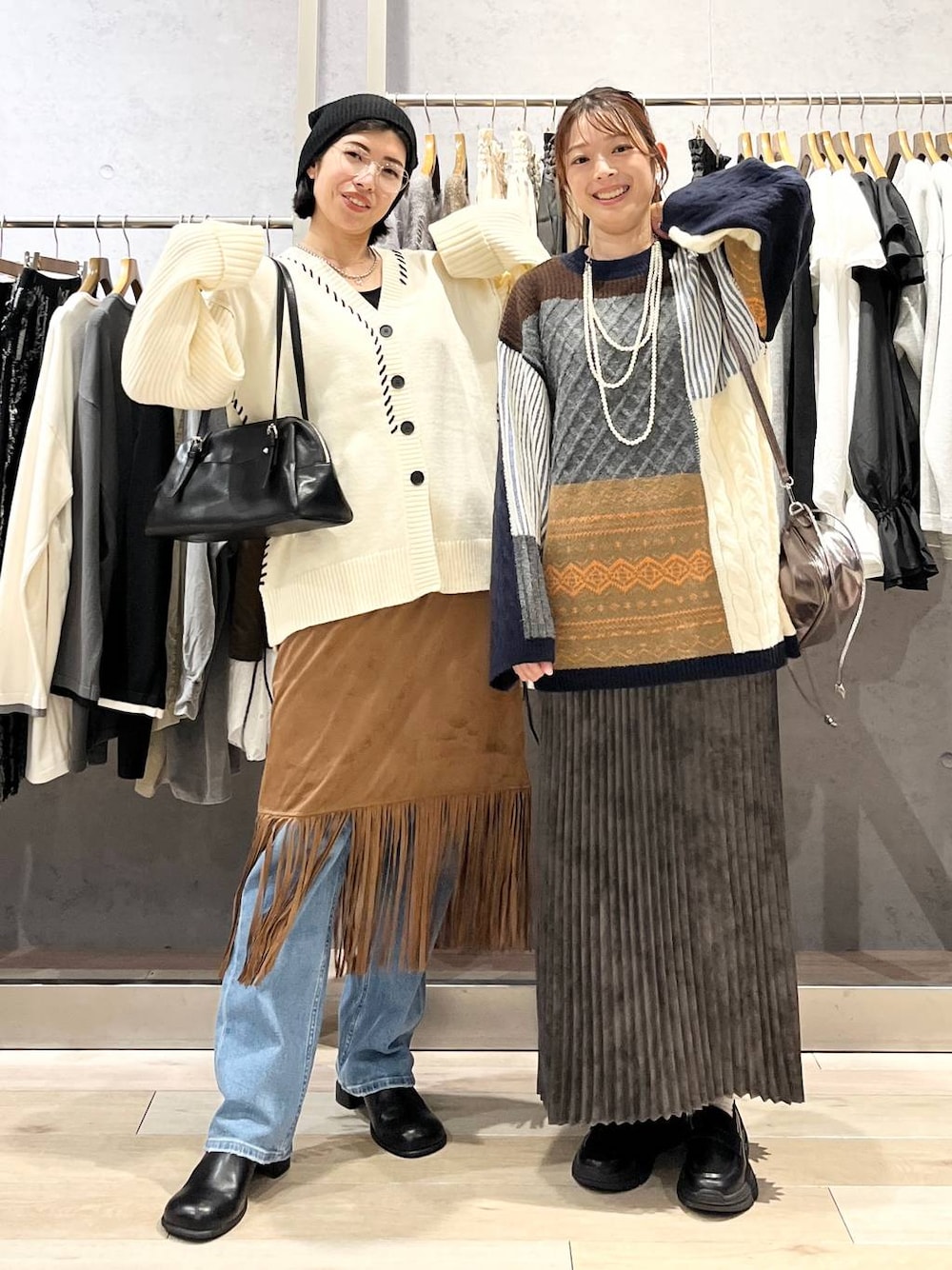 ブルー系のデニムパンツ、ブラック系のその他シューズ、グレー系のスカートを着用したレディースの秋コーディネートの1枚目の写真