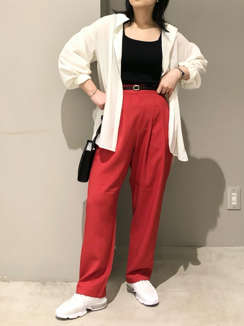 ブラック系のタンクトップ、ホワイト系のシャツ/ブラウス、レッド系のその他パンツを着用したレディースの夏コーディネートの2枚目の写真