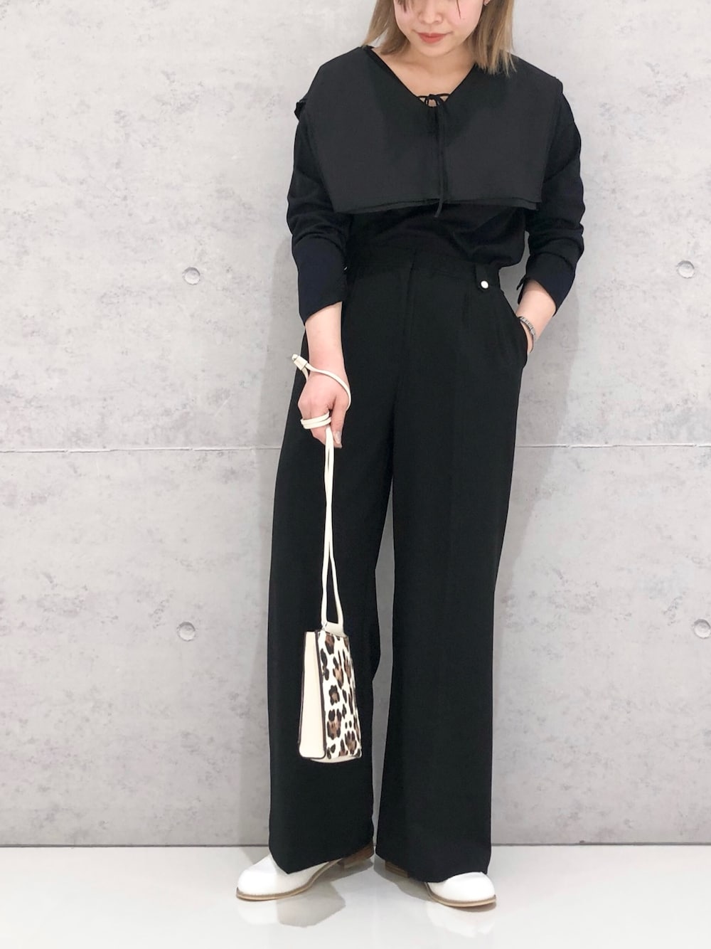 「LEPSIM、レプシィム(LEPSIM)、ビッグカラー、つけ襟、ワイドパンツ、美脚パンツ、レオパード、ショルダーバッグ、ローファー、モノトーン、オールブラック、モード、ワントーンコーデ、タックイン、シンプルコーデ」｜「LEPSIMの美脚ダブルポイントワイドパンツ　260327（スラックス、ブラック系）」を使った、エムアイさん（レディース・162cm）の冬コーディネートの1枚目の写真