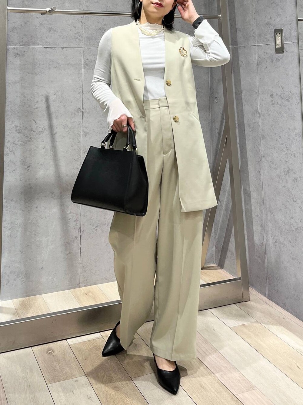 「LEPSIM、ベスト、セットアップ、ワイドパンツ、春コーデ、ショルダーバッグ、入学式、卒業式、入園式、卒園式、セレモニー、オケージョン、淡色コーデ、シンプルコーデ、春色」｜「LEPSIMの【入卒式／セレモニー】スパンテレコボートネックプルオーバー　102332（Tシャツ/カットソー、ホワイト系）」を使った、エムアイさん（レディース・162cm）の冬コーディネートの1枚目の写真
