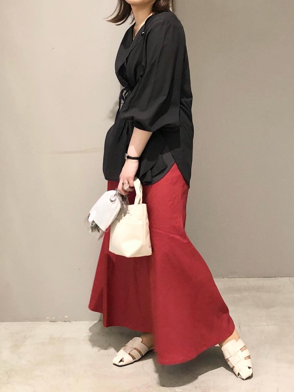 ホワイト系のサンダル、ホワイト系のトートバッグ、グレー系のシャツ/ブラウスを着用したレディースの春コーディネートの2枚目の写真