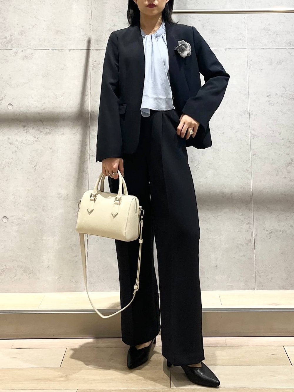 ブルー系のスーツパンツ、ブルー系のシャツ/ブラウス、ブルー系のスーツジャケットを着用したレディースの冬コーディネートの1枚目の写真