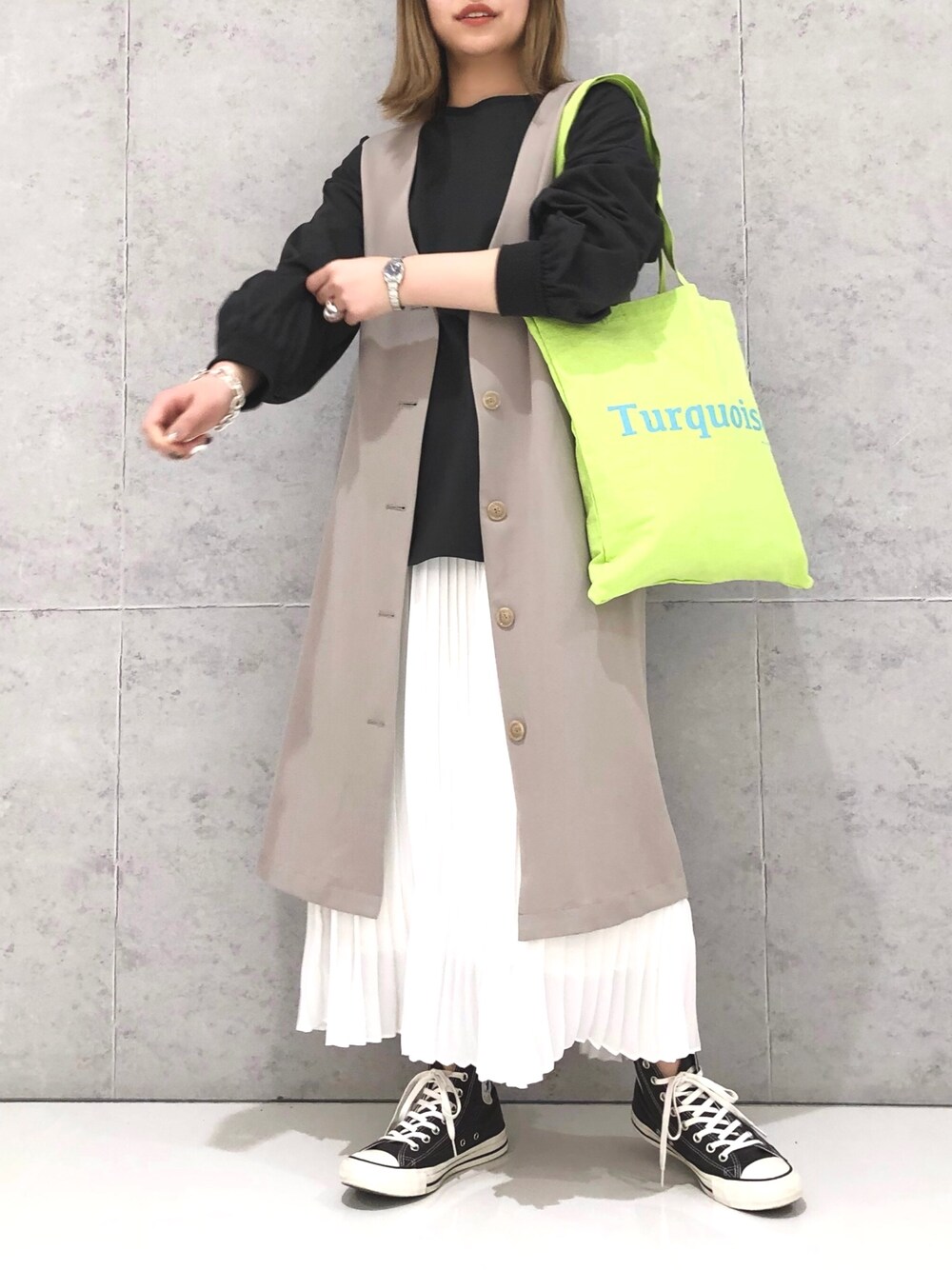「LEPSIM、レプシィム(LEPSIM)、ジレ、ロングジレ、ボリューム袖、Tシャツ、プリーツスカート、スカート、スカートスタイル、レイヤードスタイル、トートバッグ、ロゴトート、コンバース、スニーカーコーデ、春コーデ」｜「CONVERSEのCONVERSE コンバース オール スター ハイ / ALL STAR HI (CHARC) 32066761（スニーカー、グレー系）」を使った、エムアイさん（レディース・162cm）の春コーディネートの1枚目の写真