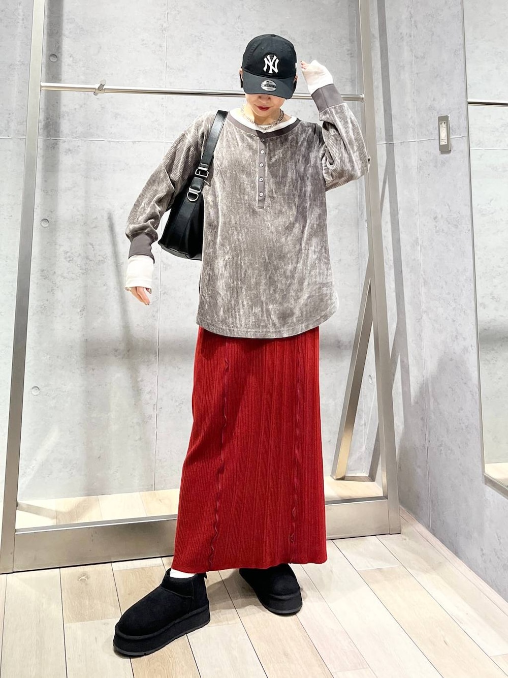 ブラック系のショルダーバッグ、ブラック系のブーツ、グレー系のTシャツ/カットソーを着用したレディースの冬コーディネートの1枚目の写真