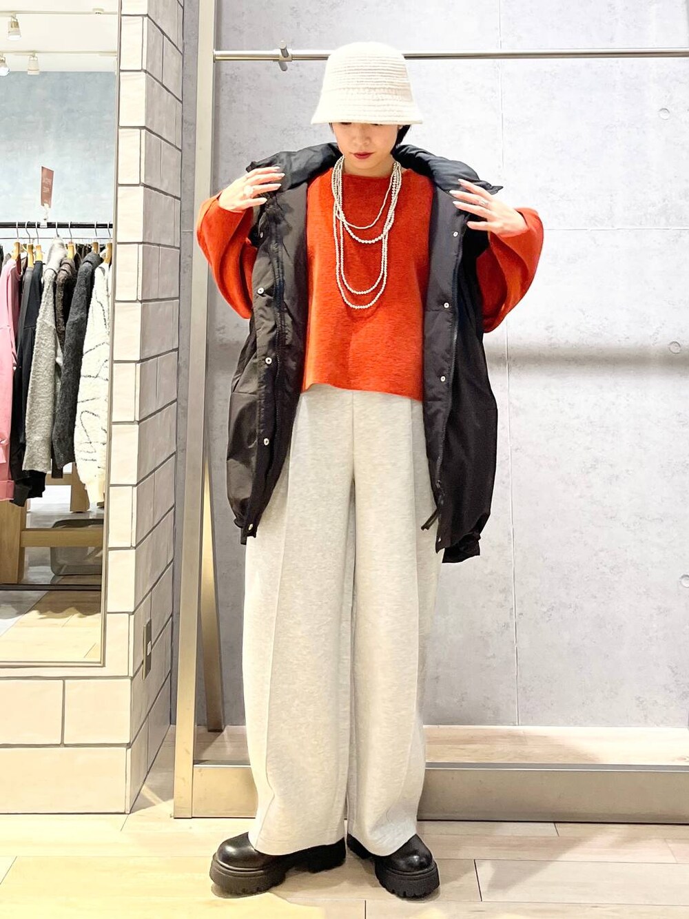 ブラック系のその他アウター、グレー系のスウェットパンツ、ブラック系のブーツを着用したレディースの秋コーディネートの1枚目の写真