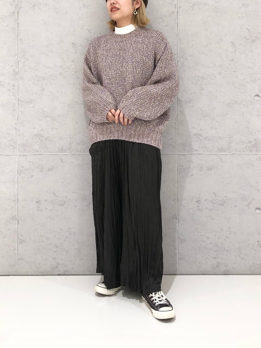 パープル系のニット/セーター、グレー系のその他パンツ、グレー系のスニーカーを着用したレディースの冬コーディネートの3枚目の写真