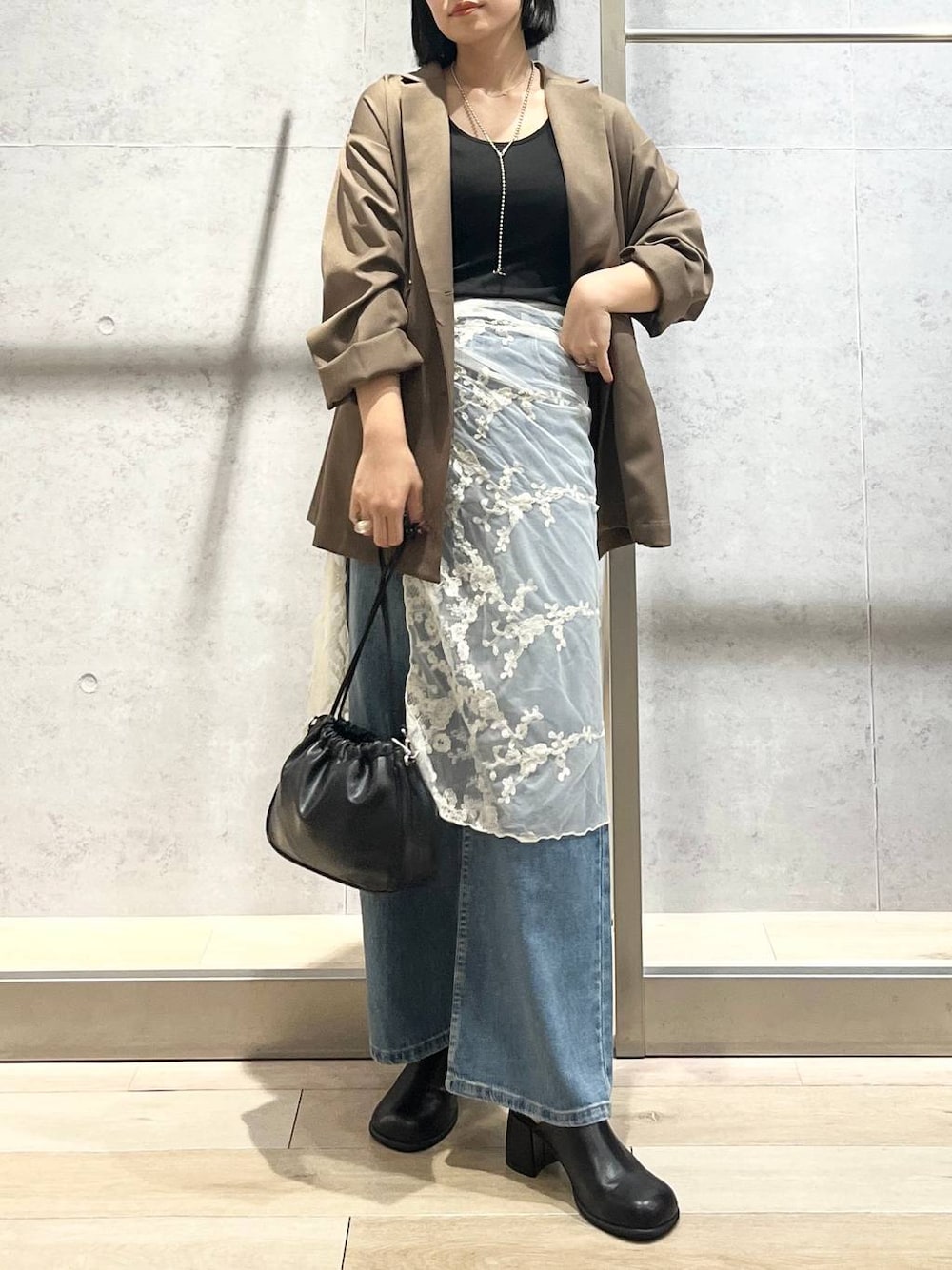 ブルー系のデニムパンツ、ブラック系のその他シューズ、ブラック系のショルダーバッグを着用したレディースの秋コーディネートの1枚目の写真