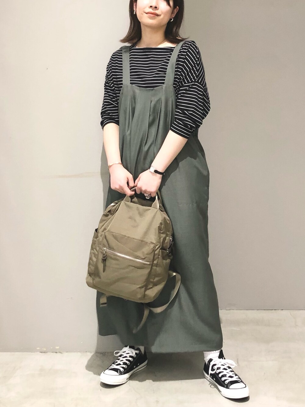 「LEPSIM、レプシィム(LEPSIM)、マタニティ、マタニティコーデ、ジャンスカ、ワンピース、Tシャツ、ボーダー、リュック、コンバース、converse、きれいめカジュアル、春夏コーデ、シンプルコーデ、ジャンパースカート」｜「LEPSIMのマタニティ／リネンライクタックジャンパースカート　268677（マタニティウェア/グッズ、グリーン系）」を使った、エムアイさん（レディース・162cm）の春コーディネートの2枚目の写真
