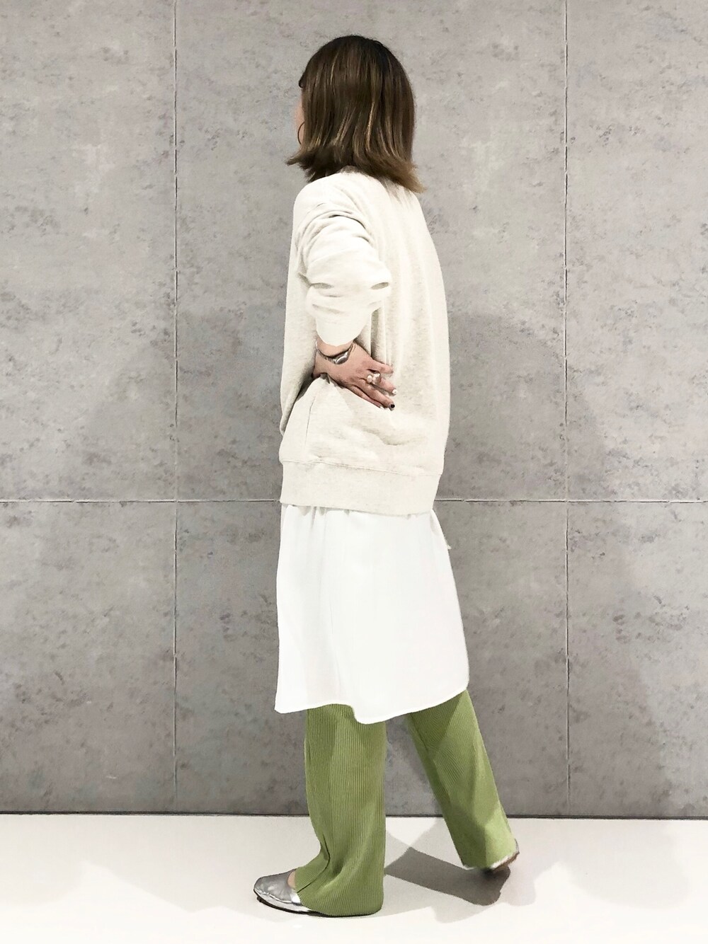 ホワイト系のスウェット、ホワイト系のワンピース、シルバー系のパンプスを着用したレディースの春コーディネートの3枚目の写真