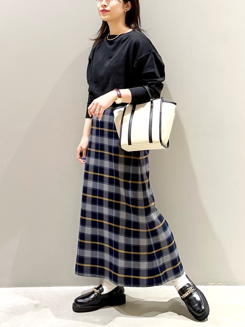 「LEPSIM、レプシィム(LEPSIM)、スウェット、Tシャツ、Champion、チェックスカート、チェック、ローファー、ショルダーバッグ、シンプルコーデ、オトナカジュアル、厚底シューズ、きれいめカジュアル、秋冬コーデ、タックイン」｜「LEPSIMの嬉しい機能が付いたチェック柄スカート　281119（スカート、ブルー系）」を使った、エムアイさん（レディース・162cm）の秋コーディネートの1枚目の写真