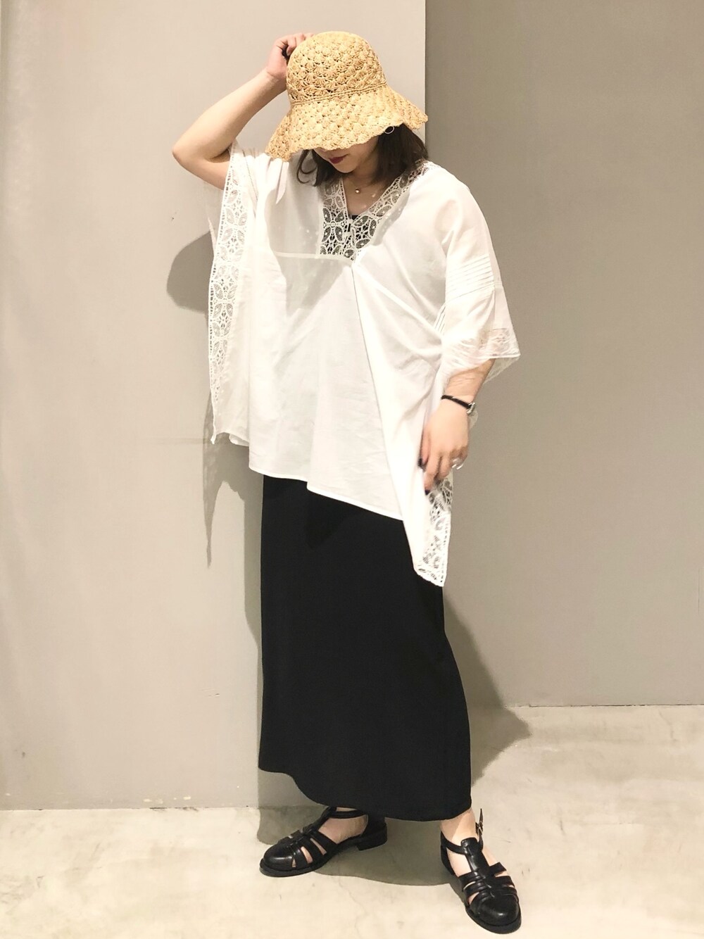 ホワイト系のシャツ/ブラウス、ブラック系のスカート、ブラック系のサンダルを着用したレディースの夏コーディネートの1枚目の写真