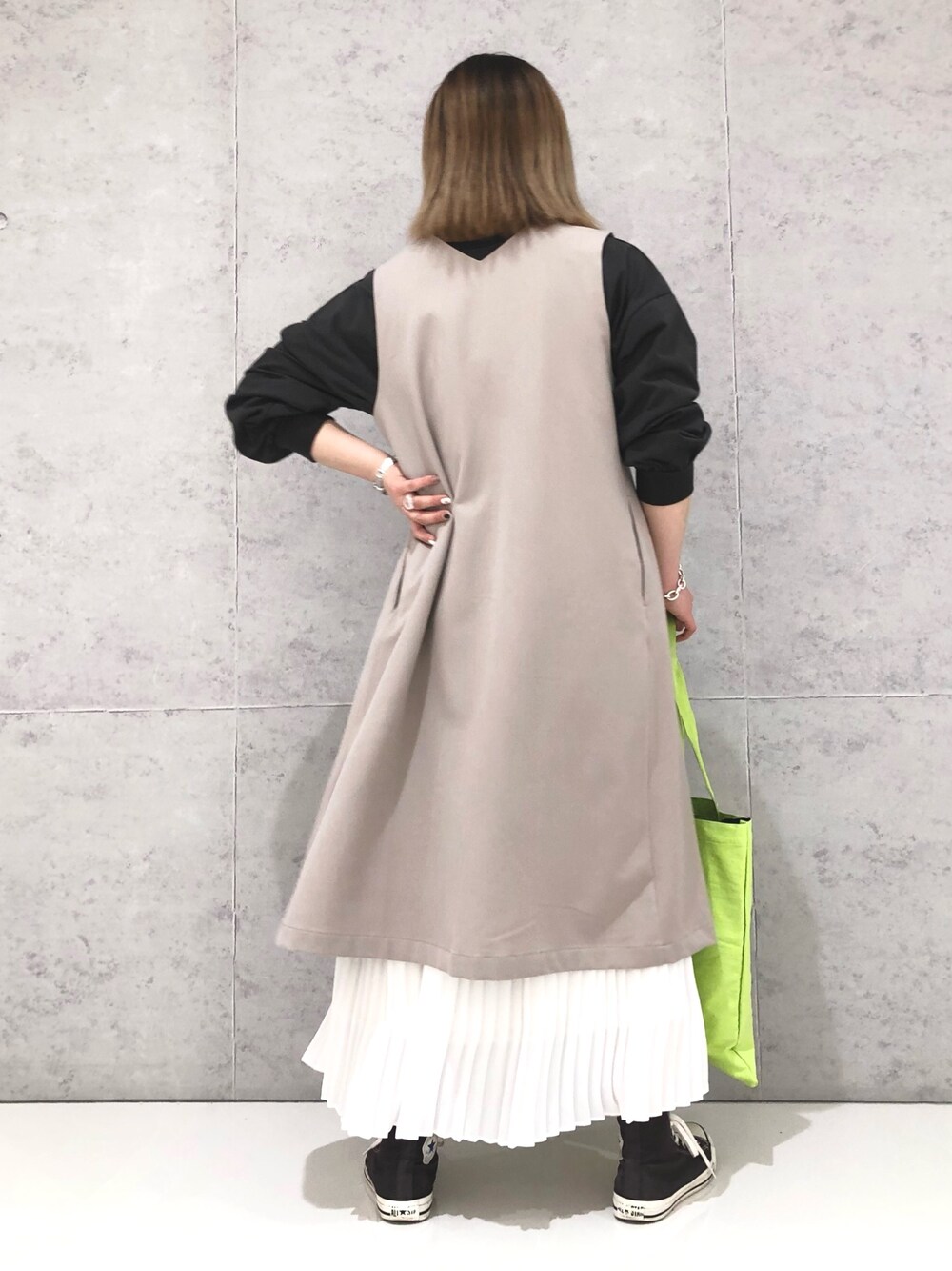 「LEPSIM、レプシィム(LEPSIM)、ジレ、ロングジレ、ボリューム袖、Tシャツ、プリーツスカート、スカート、スカートスタイル、レイヤードスタイル、トートバッグ、ロゴトート、コンバース、スニーカーコーデ、春コーデ」｜「CONVERSEのCONVERSE コンバース オール スター ハイ / ALL STAR HI (CHARC) 32066761（スニーカー、グレー系）」を使った、エムアイさん（レディース・162cm）の春コーディネートの3枚目の写真