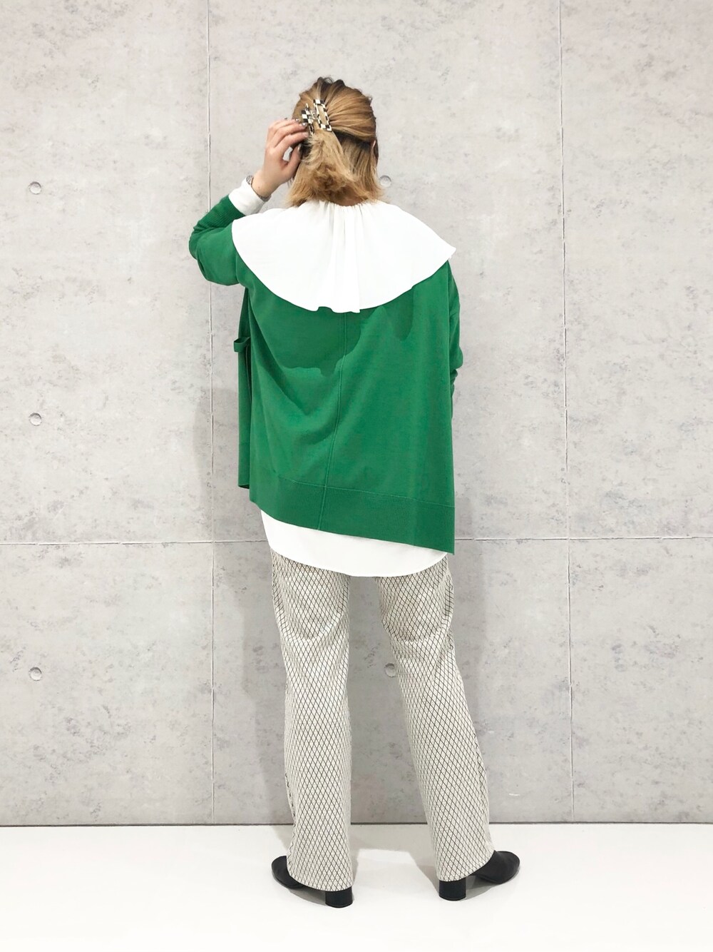 ホワイト系のシャツ/ブラウス、ベージュ系のその他パンツ、ホワイト系のショルダーバッグを着用したレディースの冬コーディネートの3枚目の写真