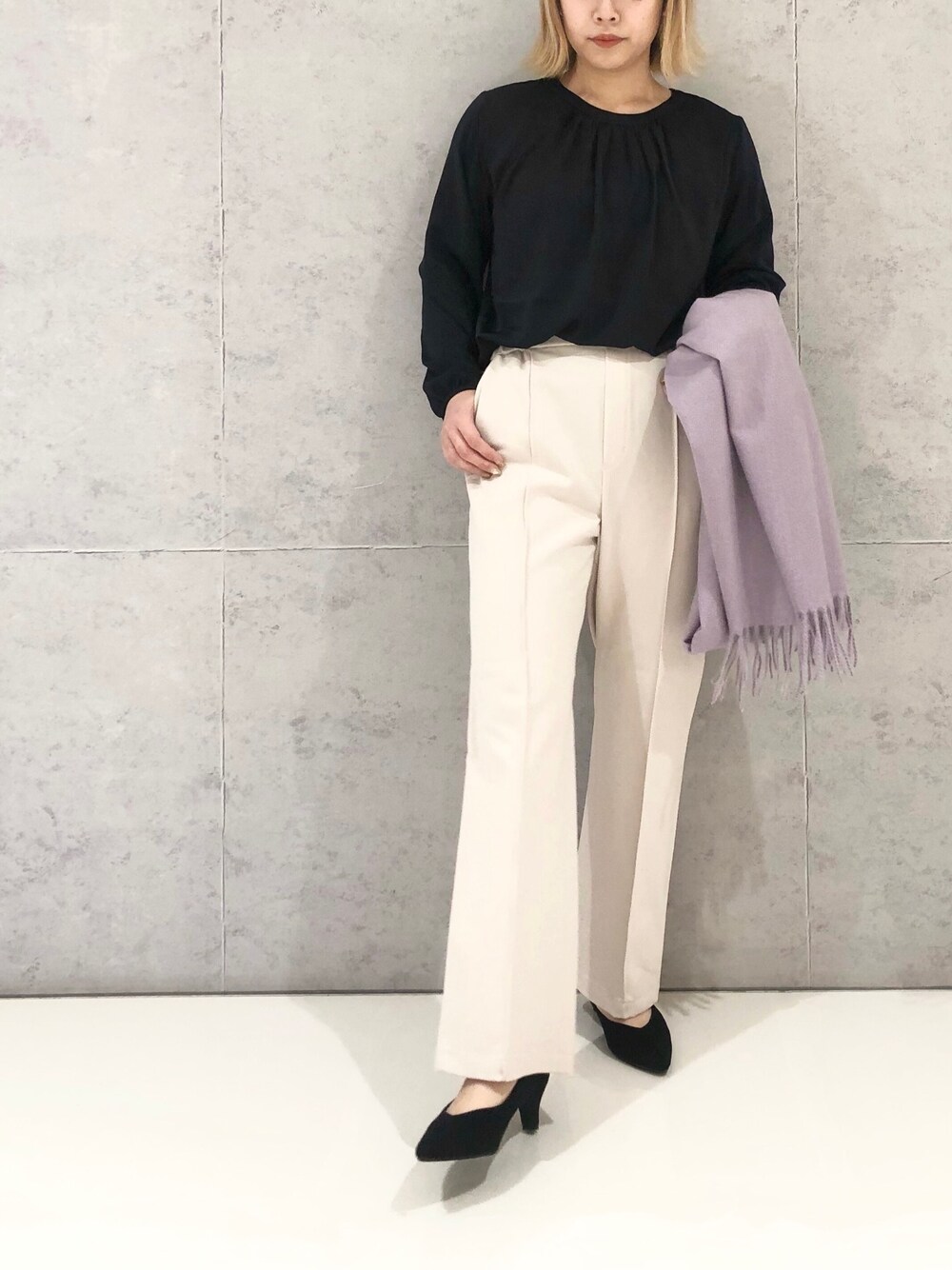 「LEPSIM、レプシィム(LEPSIM)、ブラウス、ブラウスコーデ、パンツスタイル、ストレートパンツ、ハタラクパンツ、ストール、羽織り、ストール肩掛け、パンプス、きれいめカジュアル、大人カジュアル、おしごとスタイル、シンプルコーデ」｜「LEPSIMの【ハタラク7DAYSパンツ】嬉しい機能が付いたストレートパンツ[2021秋冬]　959437（その他パンツ、ホワイト系）」を使った、エムアイさん（レディース・162cm）の冬コーディネートの2枚目の写真