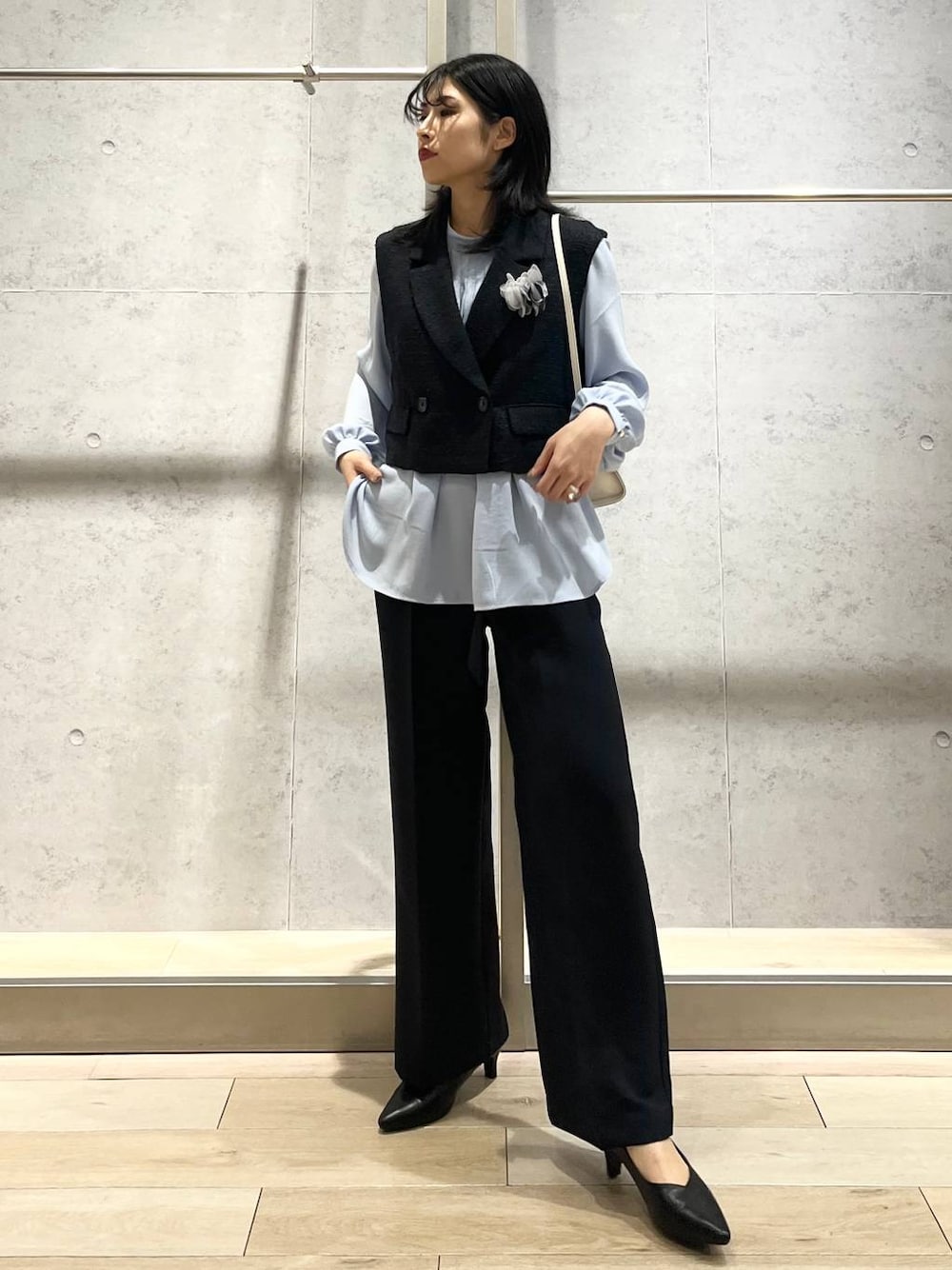 ブルー系のスーツパンツ、ブルー系のシャツ/ブラウス、ブルー系のその他アウターを着用したレディースの冬コーディネートの1枚目の写真