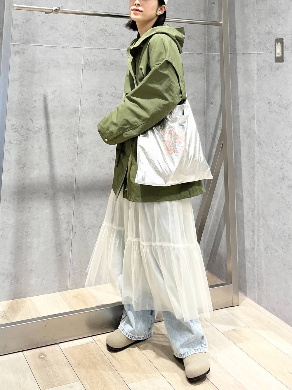 ブルー系のデニムパンツ、グリーン系のその他アウター、ベージュ系のその他シューズを着用したレディースの冬コーディネートの1枚目の写真