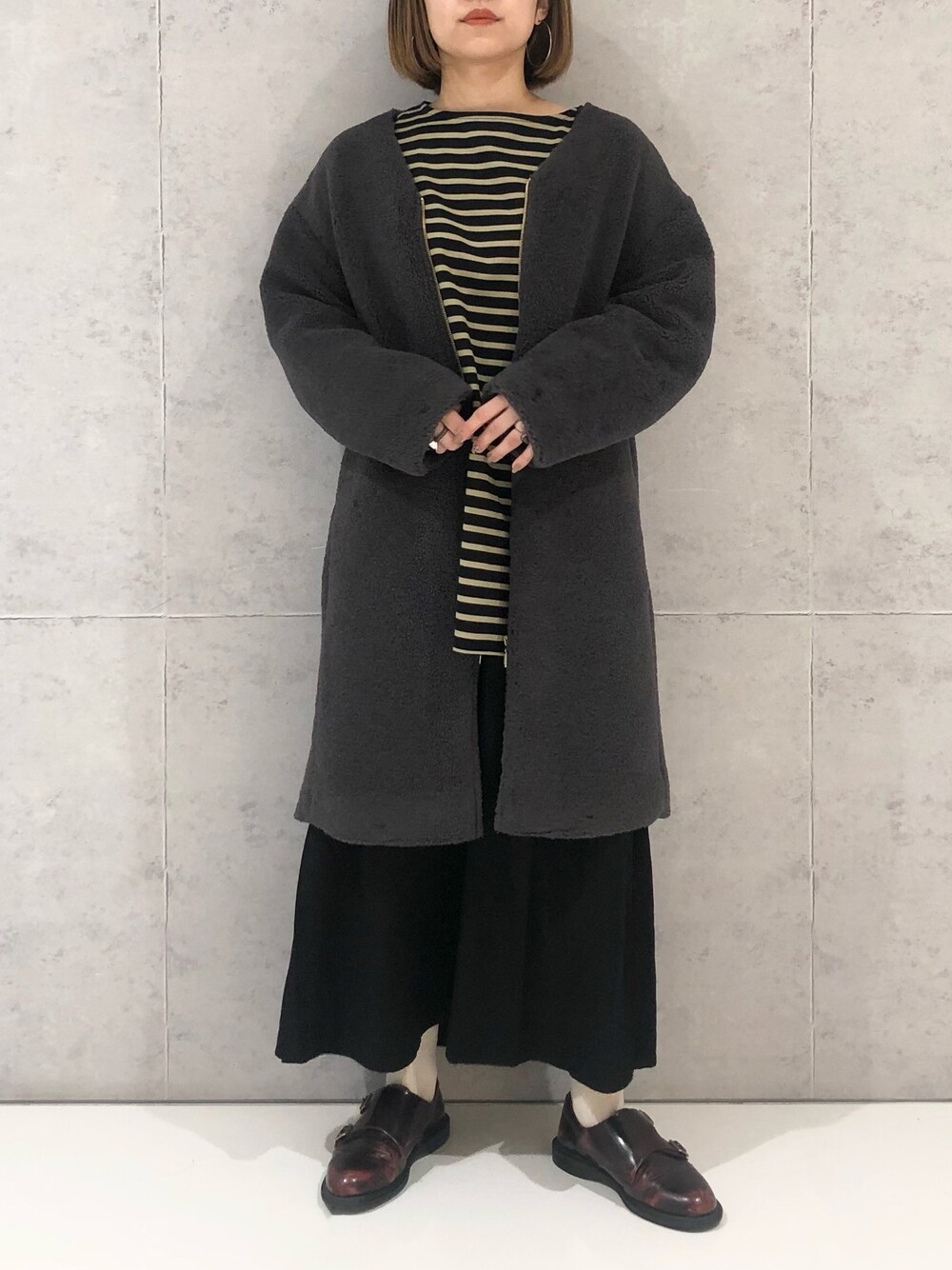 「LEPSIM、ボア、ボアコート、ボーダー、ボーダーTシャツ、マーメイドスカート、シンプルコーデ、大人カジュアル、秋のコーデ、冬コーデ、カジュアルコーデ、大人かわいい、きれいめカジュアル、リラックススタイル」｜「LEPSIMのＶネックボアロングコート　953522（ノーカラーコート、グレー系）」を使った、エムアイさん（レディース・162cm）の秋コーディネートの1枚目の写真